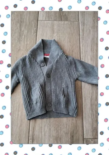 Joli gilet bouton 12 mois