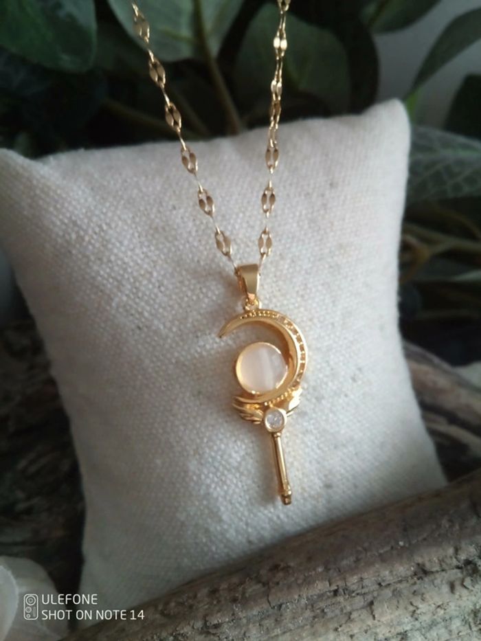 Collier pendentif sceptre lunaire pierre opaline