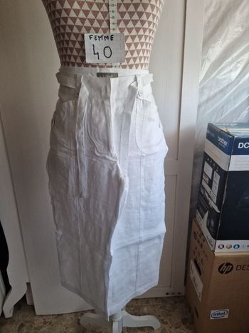 Pantacourt, blanc, en lin, neuf sans étiquette, longueur 72cm, taille standard, forme régular