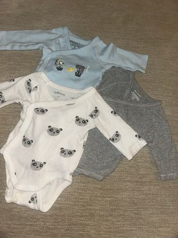 Lot bodies bébé taille 1 mois Kiabi 