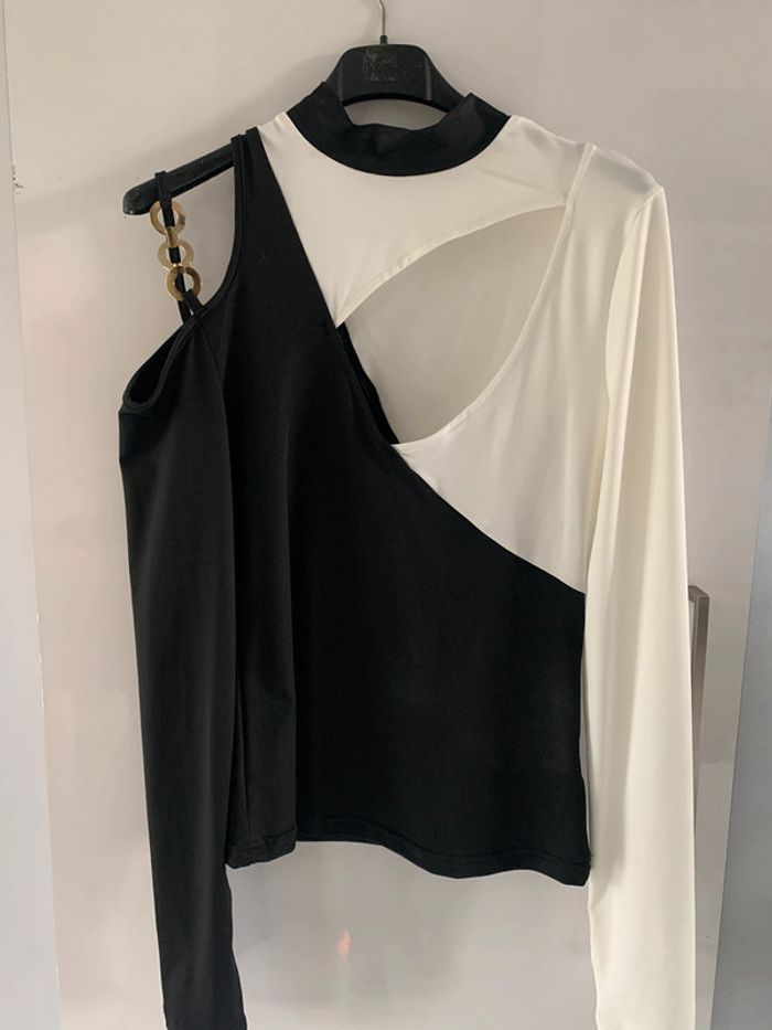Joli haut à manches longues taille s 36 asymétrique noir et blanc