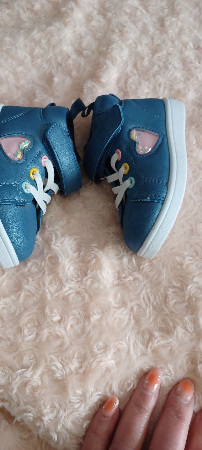 Très jolie paires de baskets fille Pointure 22 - photo numéro 3