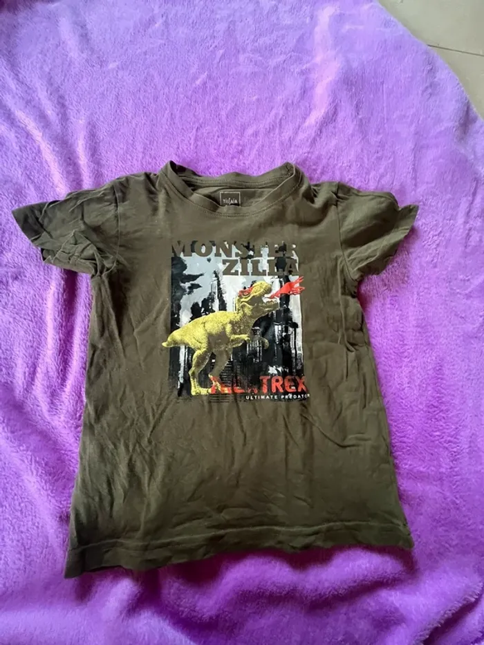 T-shirt theme dinosaure taille 6 ans