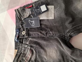 Jean gris ,sympa, tendance  neuf taille 5 ans