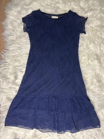 Robe mi-longue bleue marine en dentelle à volants manches courtes