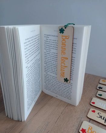 Marque page en bois avec pompon assorti