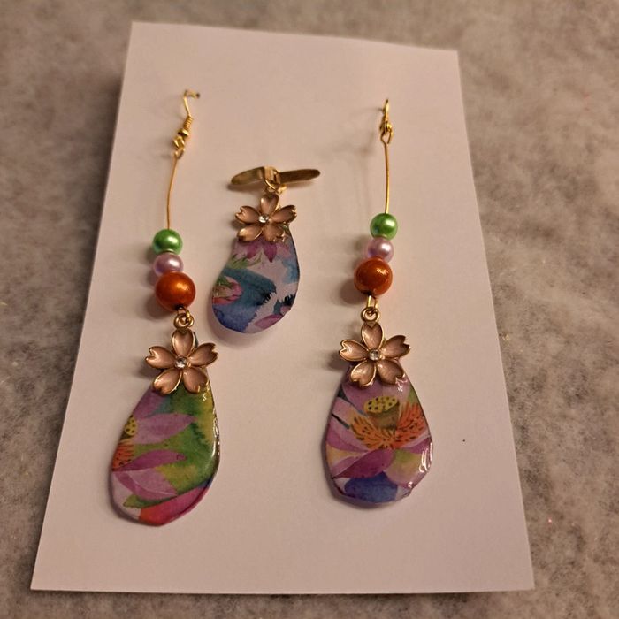 Boucles d'oreilles pendante avec pendentif assortie multicolore - photo numéro 11
