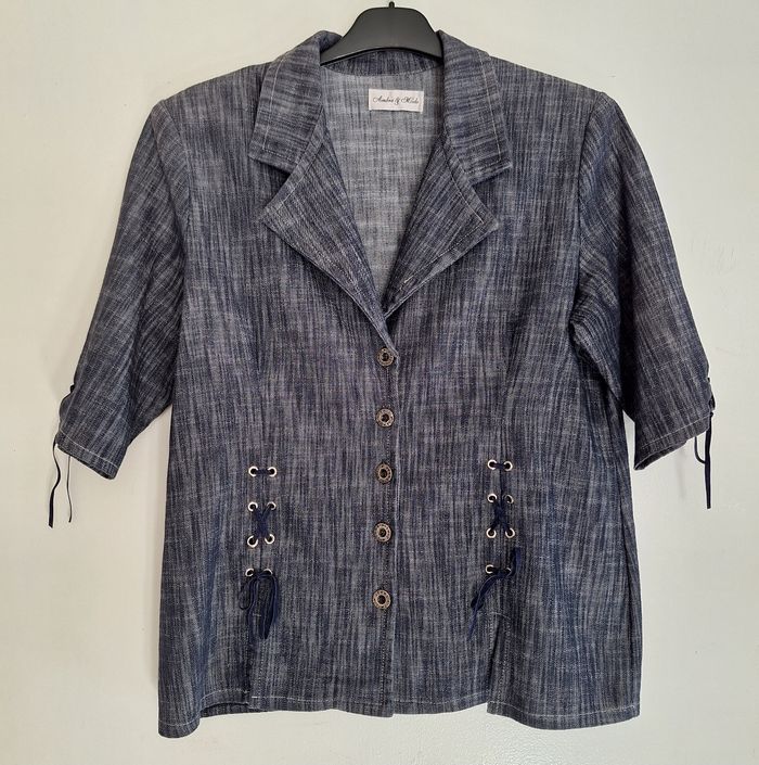 Veste manches courtes à épaulettes couleur jean et jolis détails