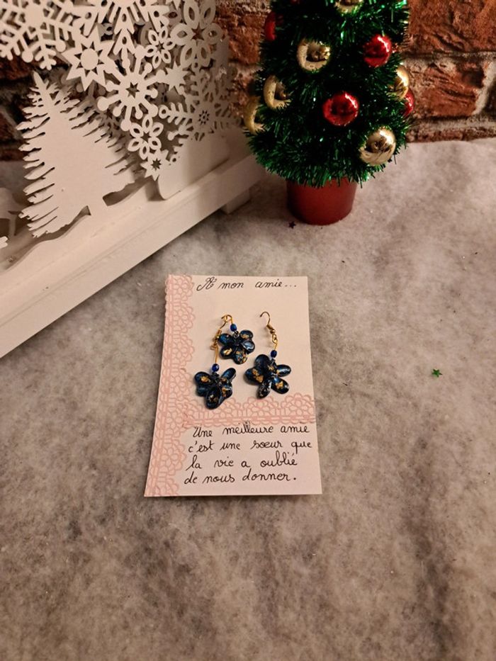 Boucles d'oreilles pendante avec pendentif assortie bleu et doré