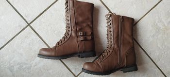 Bottines en fourrure marron très peu portées. Pointure 39