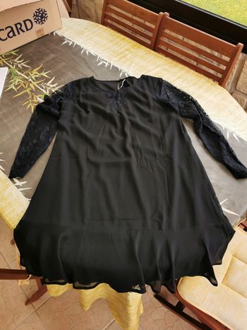 Robe avec manche en dentelle