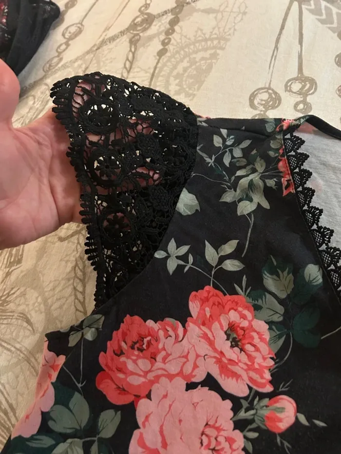 T-shirt fleuri et dentelle - photo numéro 4