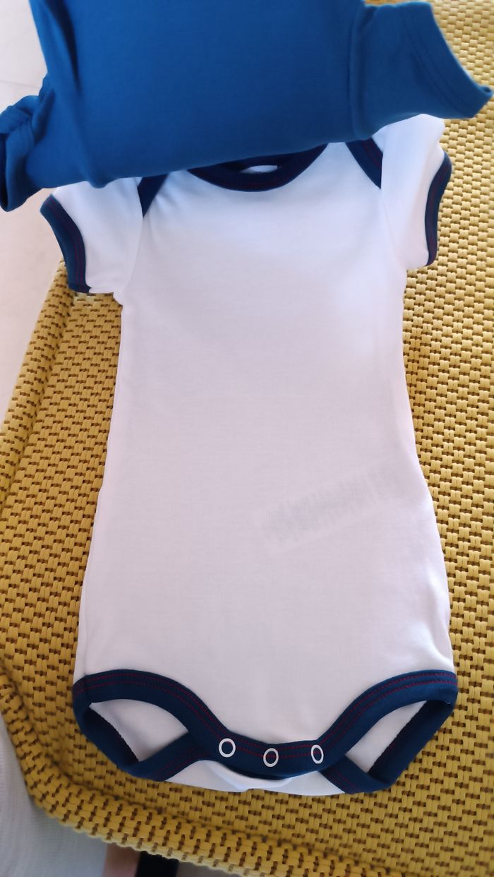 Petit Bateau. Lot de 3 Bodies manches courtes. 100% Coton Bio. Taille 3 mois 60 cm - photo numéro 4