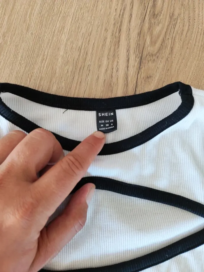 Crop top blanc à manches longues bordures noires découpe poitrine  Y2K –  T38 - photo numéro 5