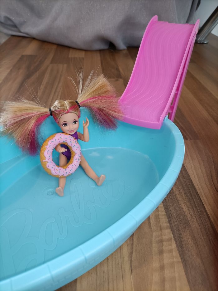 Lot barbie - Sortie Mère fille à la piscine - 2 barbies, accessoires et 1 livre - photo numéro 10