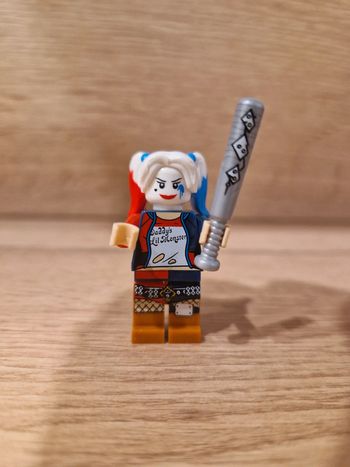 Figurine type lego Harley Quinn Batman DC Comics