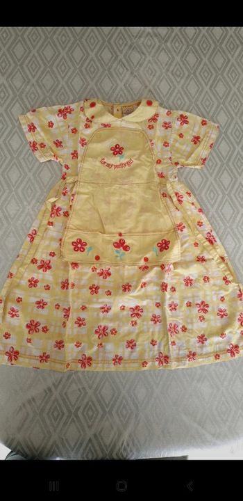 Robe jaune à fleurs rouges 6 ans