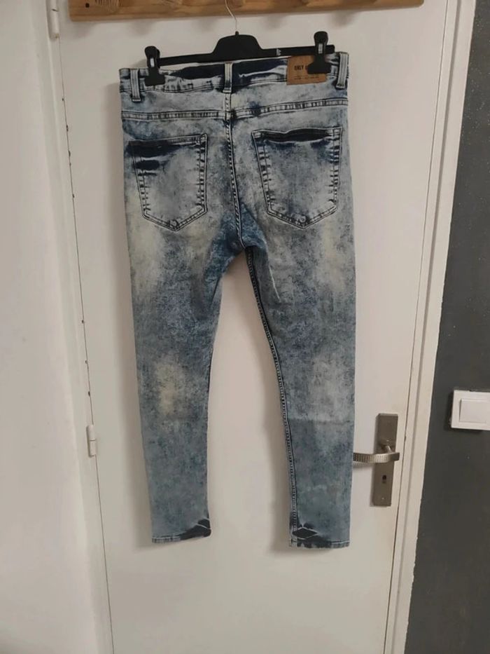 Jean carottes effet délavé et effet déchiré léger - photo numéro 6