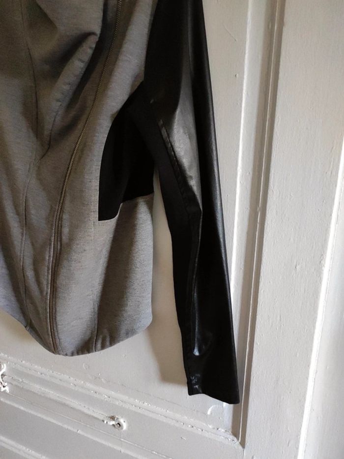 Très belle veste avec manches simili cuir - photo numéro 2