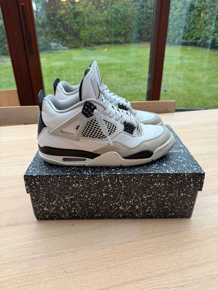 Air Jordan 4 Military Black Noir et Blanche