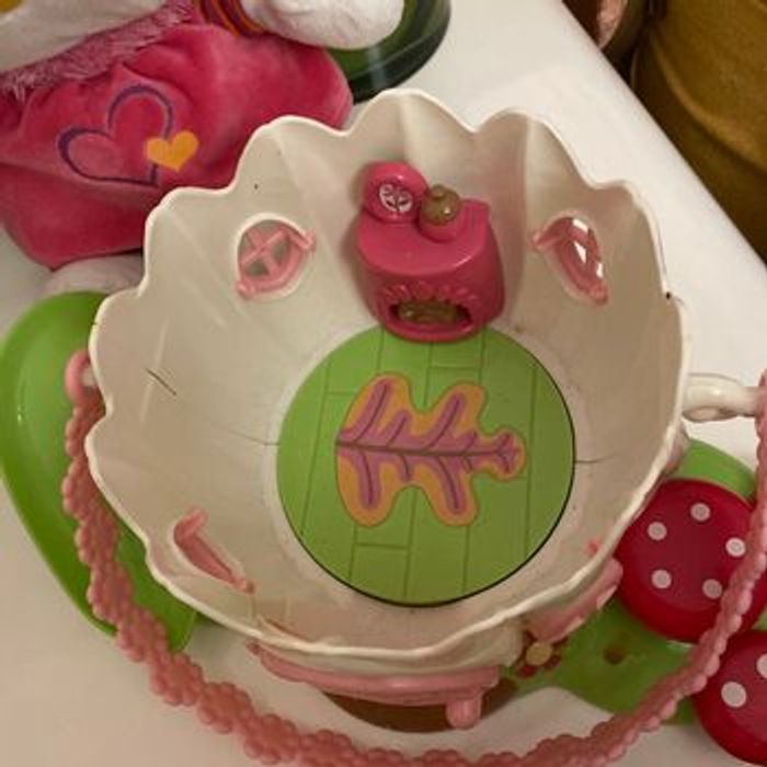 Maison des fait en forme de fleur et 3 peluches - photo numéro 4