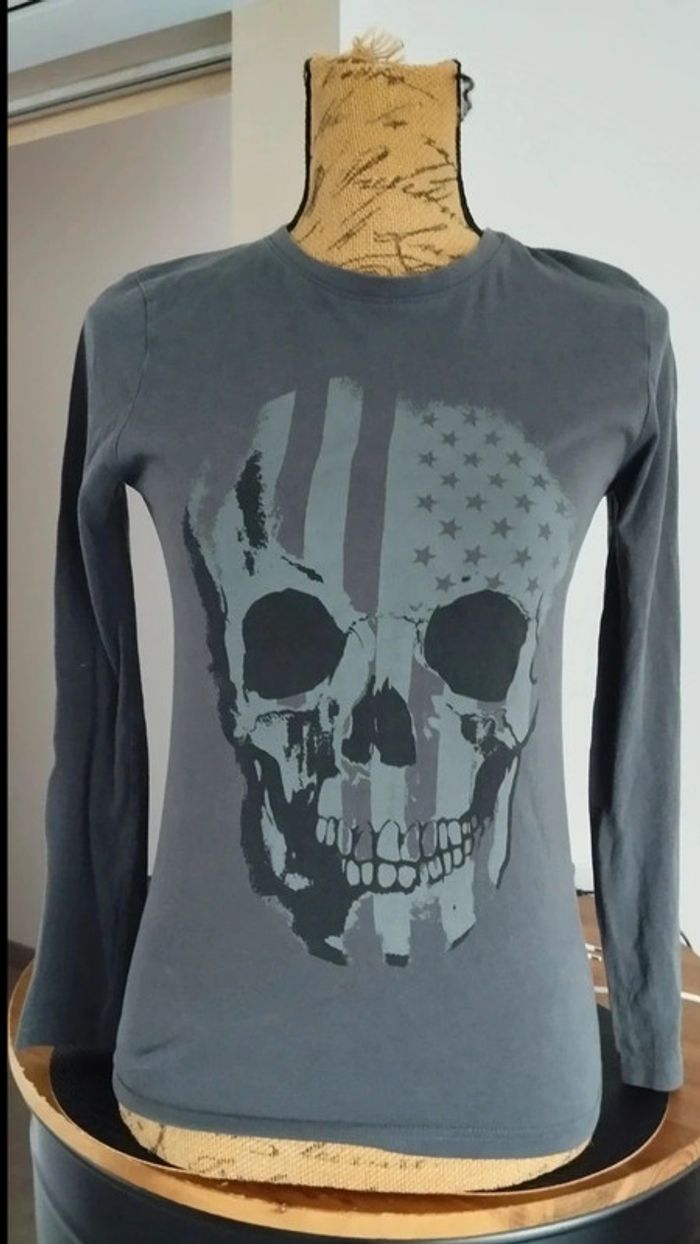 Tee shirt tête de mort gris taille 12 ans
