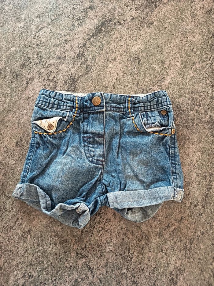 Short taille 6 mois prends ton pouce