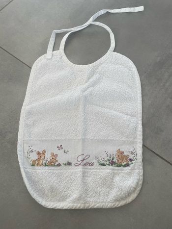 Bavette / bavoir brodé au prénom de Lou