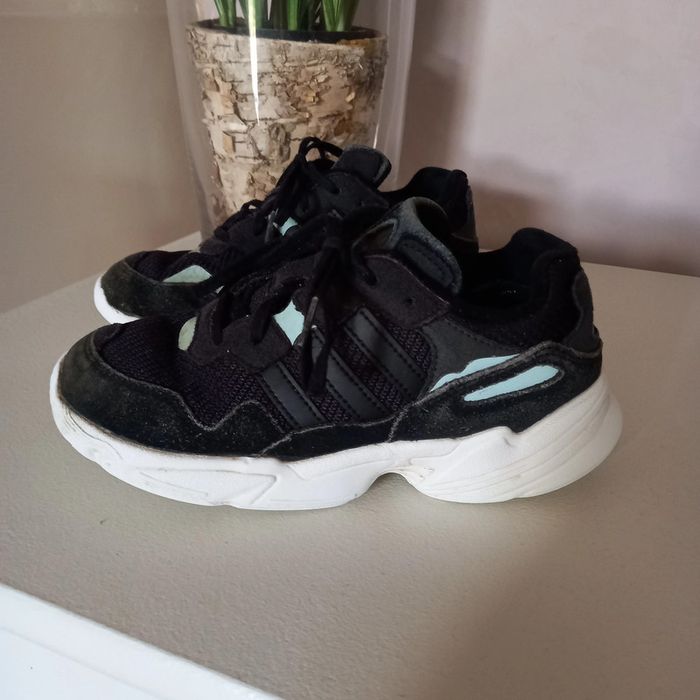 Baskets Adidas T. 33