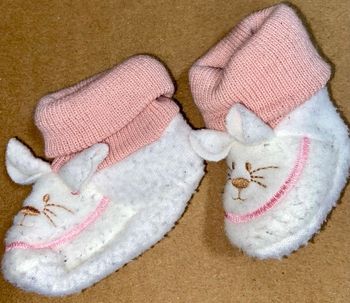 Chaussons naissance rose et blanc motif animal