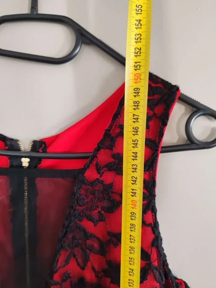 Robe à dentelle noire et rouge made in Italie - photo numéro 4