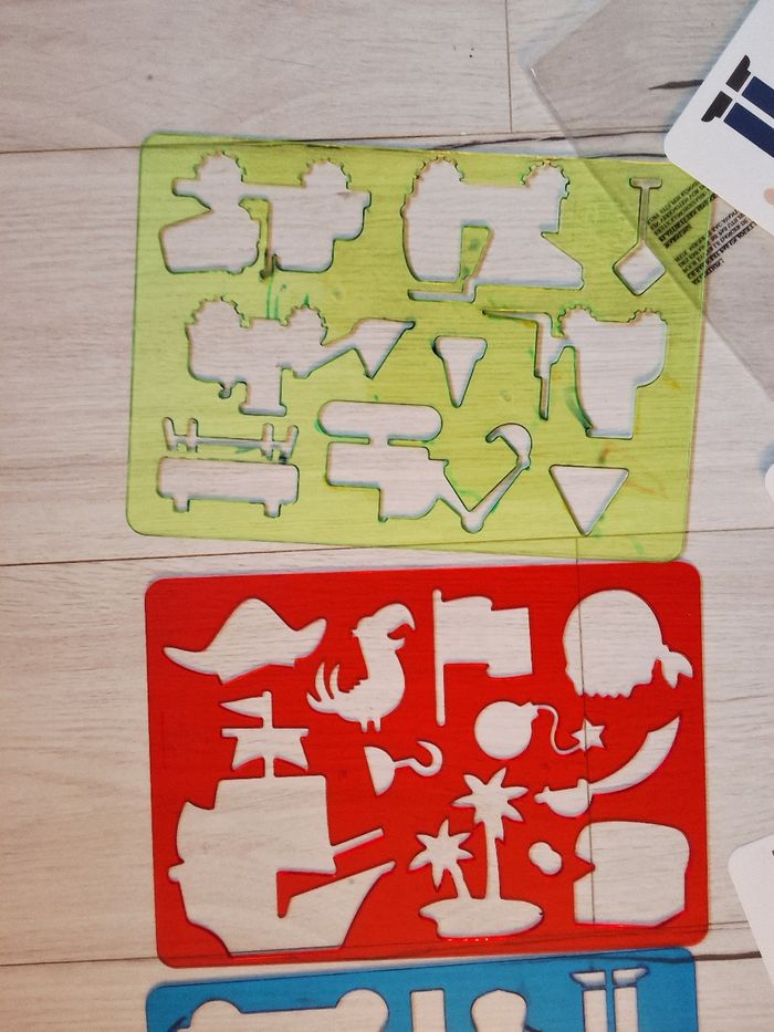 Règle de dessin pochoir à dessiner motifs police pirate véhicules chntier et coloriages - photo numéro 3