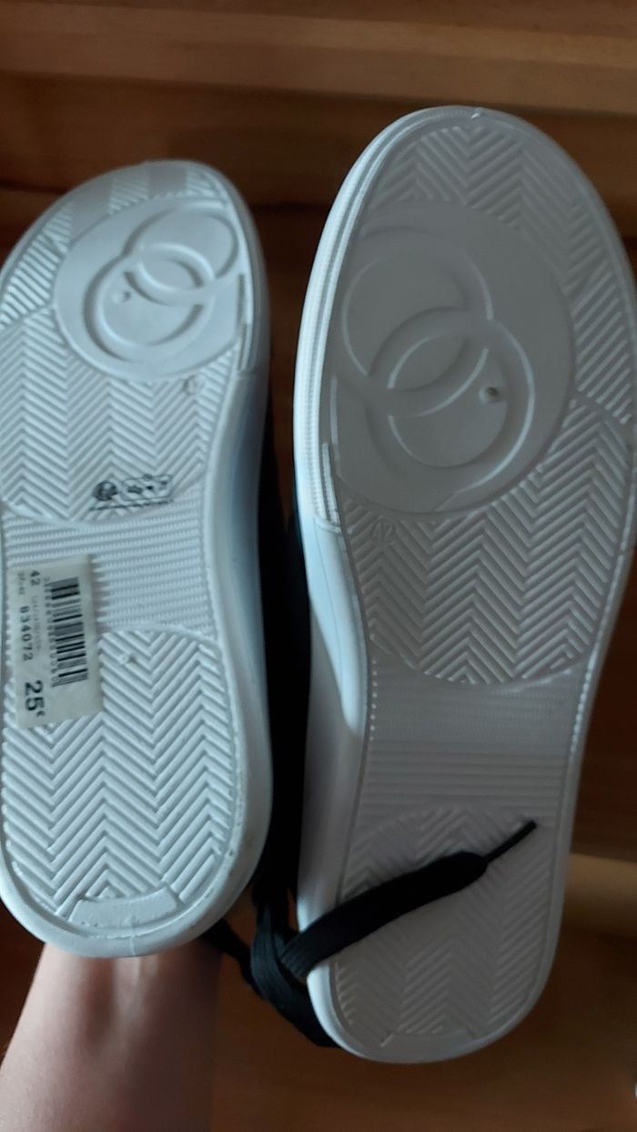 Baskets noirs et dorés P 42 - photo numéro 5