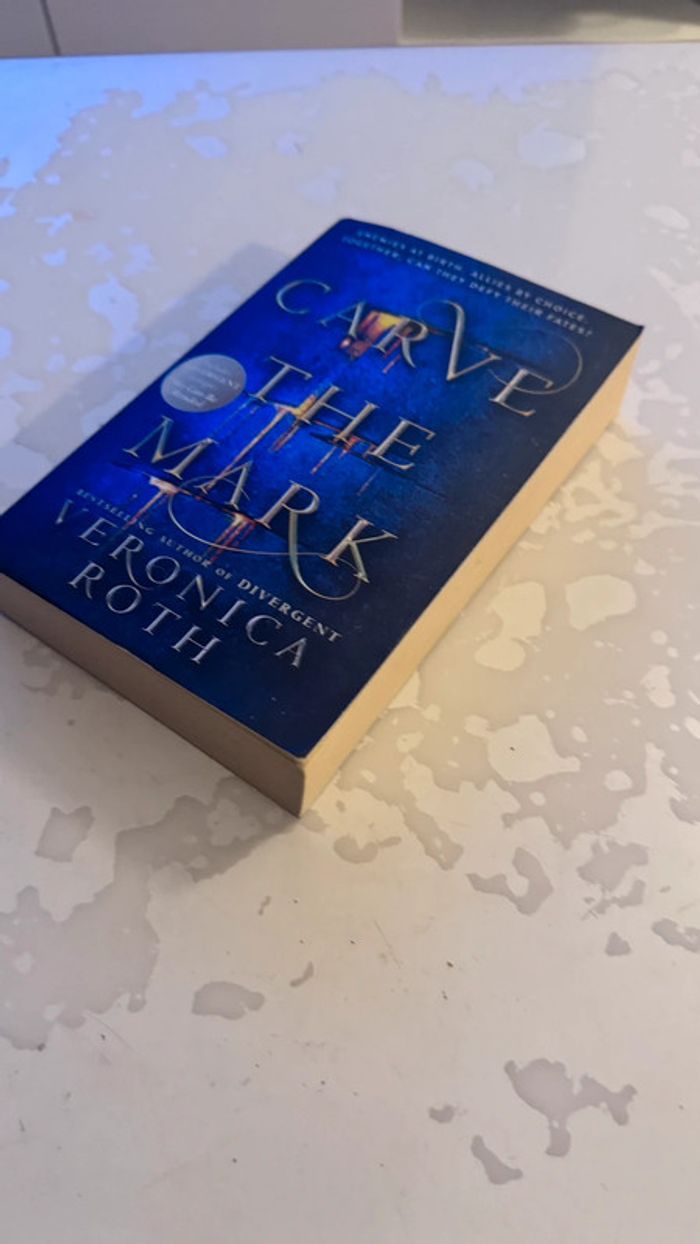 Carve the Mark - Veronica Roth (avec épilogue Divergent) - photo numéro 2