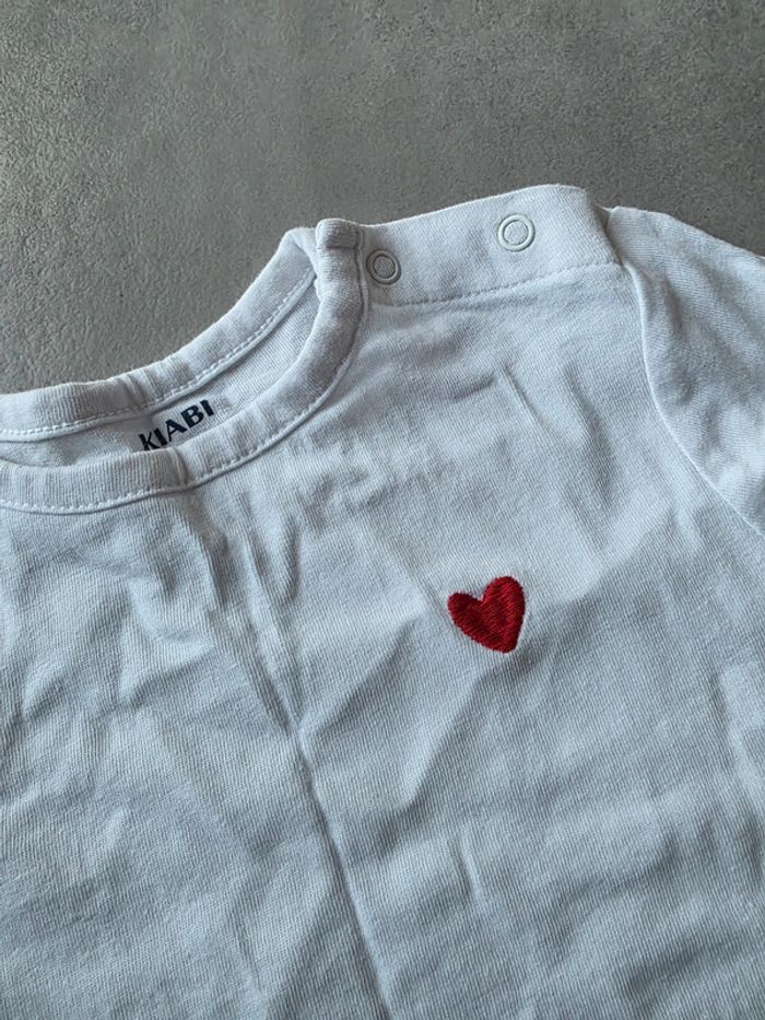t-shirt kiabi comme neuf coeur 24 mois - photo numéro 2
