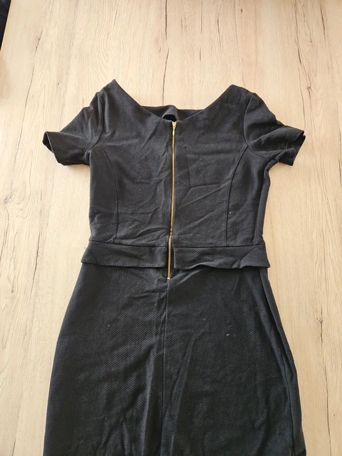 Robe noire près du corps - photo numéro 5
