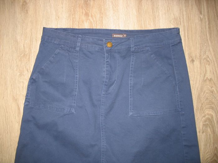 JUPE COURTE BLEU MARINE "IN EXTENSO" - TAILLE 42 - n°02 - photo numéro 3