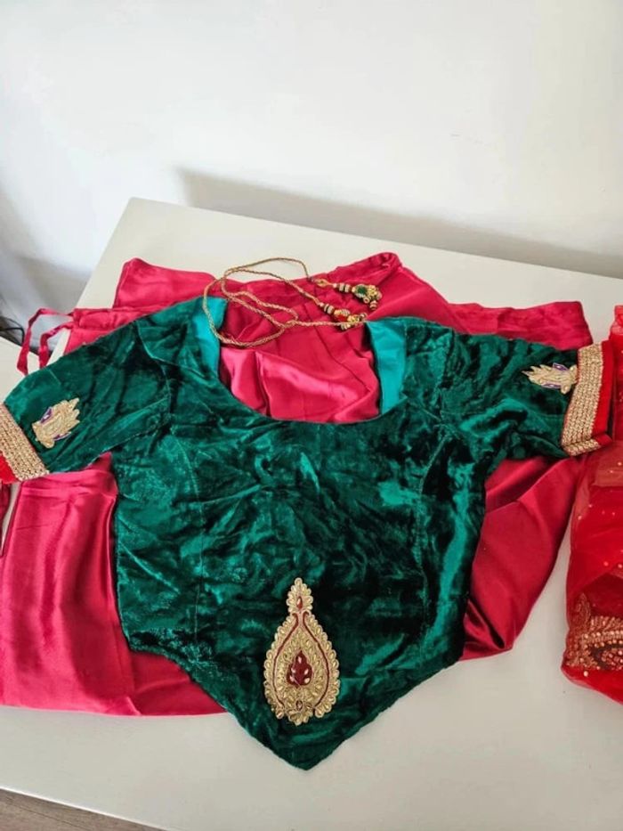 Véritable magnifique sari île Maurice brodé fait à la main rouge et vert velour robe indienne - photo numéro 8