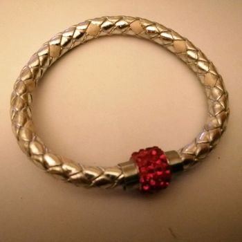 Bracelet argenté avec perle rouge aimentée