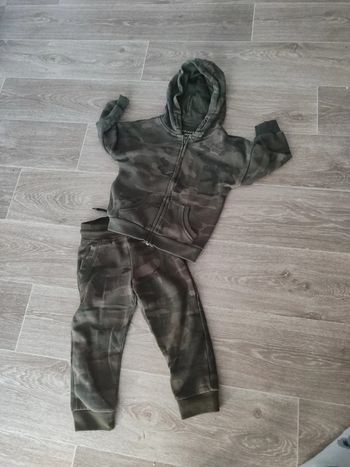 Ensemble survêtement militaire