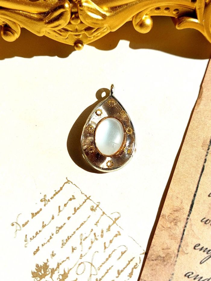 Magnifique pendentif en résine pierre de lune - photo numéro 2