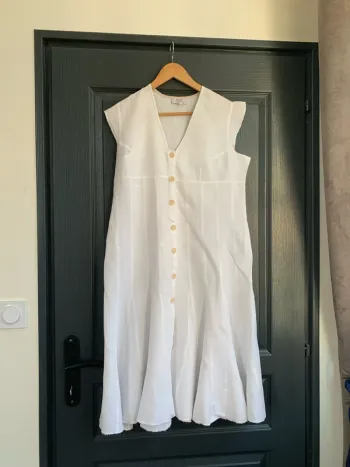 Longue robe blanche en lin
