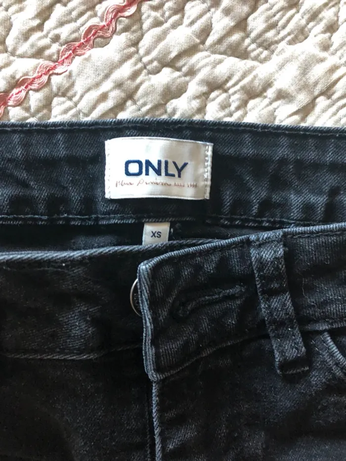 Short en jean noir en taille XS - photo numéro 2