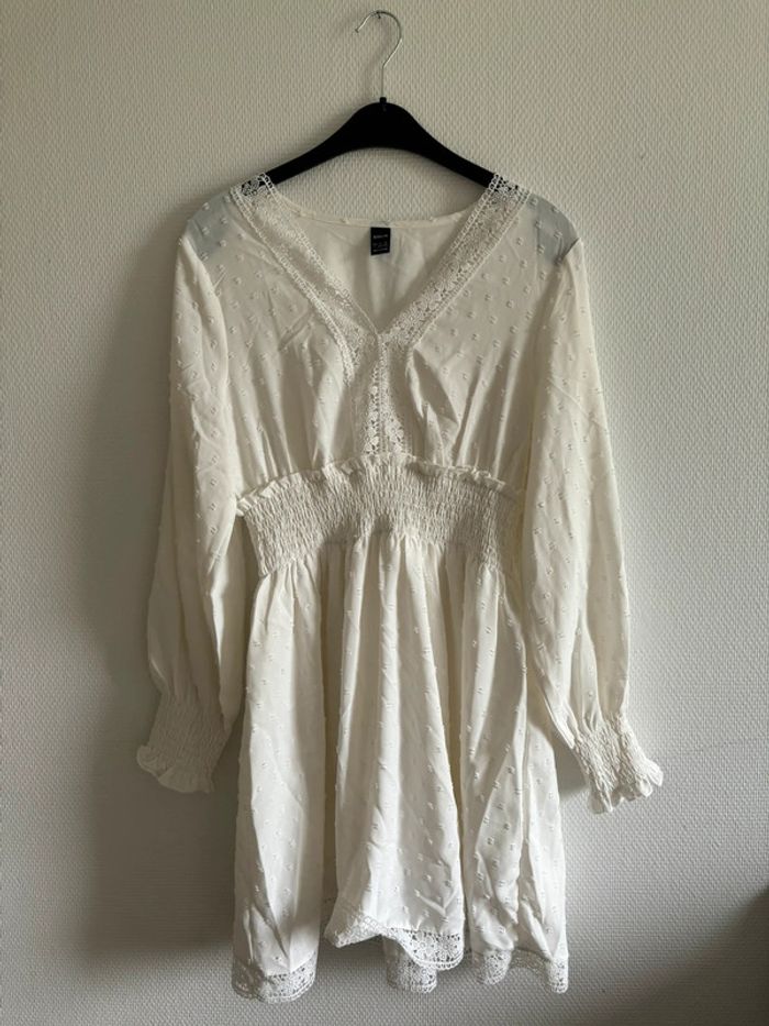 Robe blanche à pois blanc
