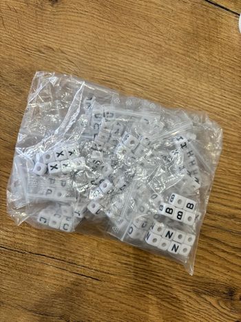 Lot de perles acrylique alphabet 