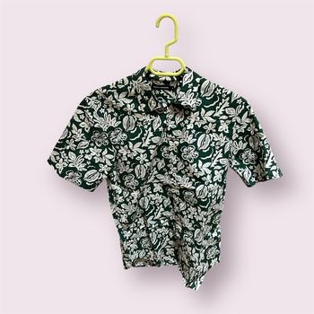 Chemise verte manches courtes Monoprix taille S motifs fleurs blanches. 100% coton en parfait état