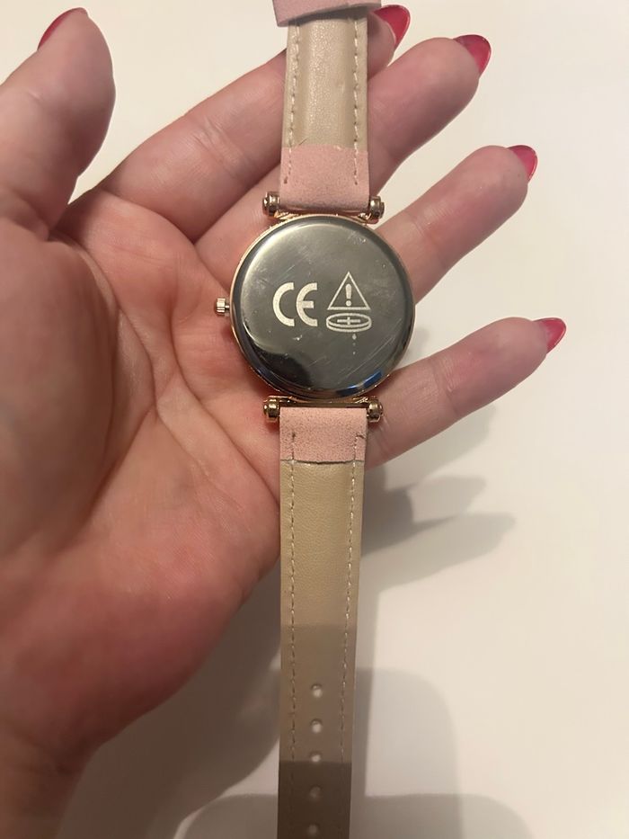 Montre à aiguille NEUVE pour femme couleurs rose et doré - photo numéro 7