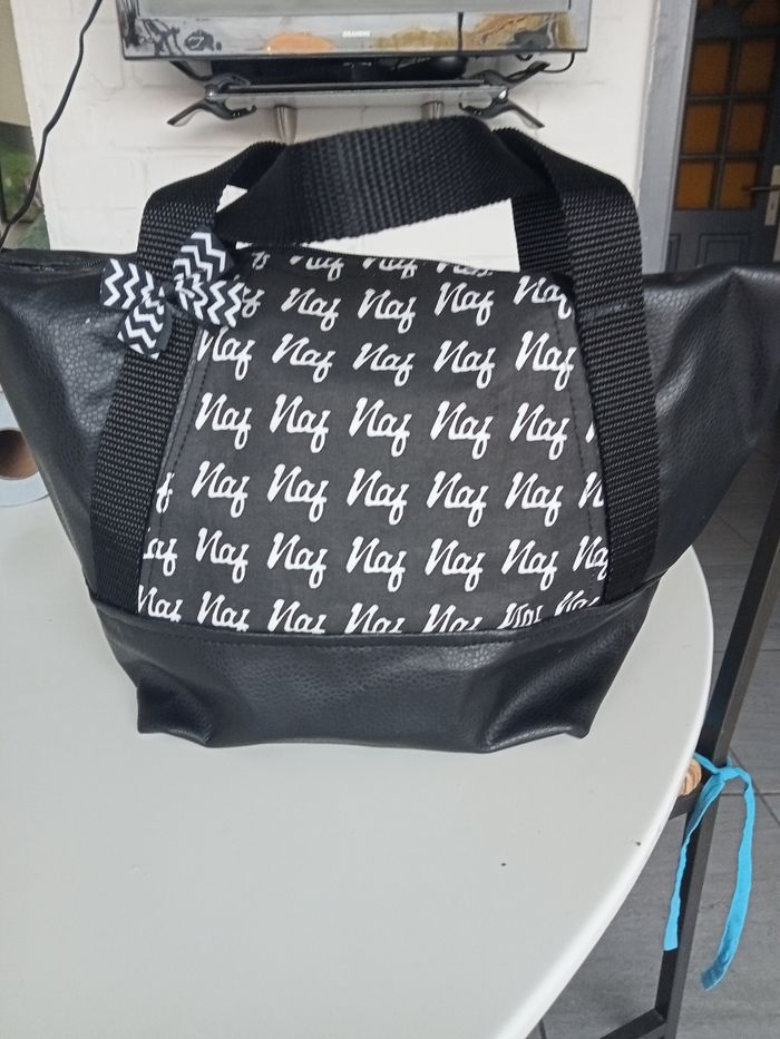 Jolie petit sa a main