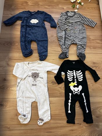 Lot de pyjama une pièce 6 mois
