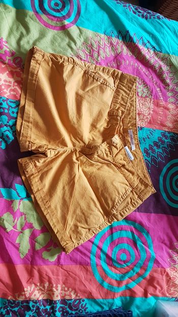 Short jaune moutarde